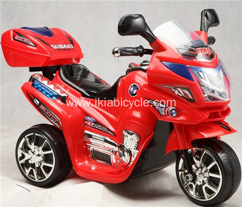 Bebé eléctrico en motocicleta