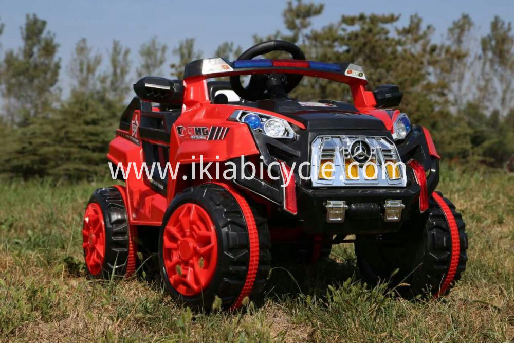 Un neno en coche con control remoto