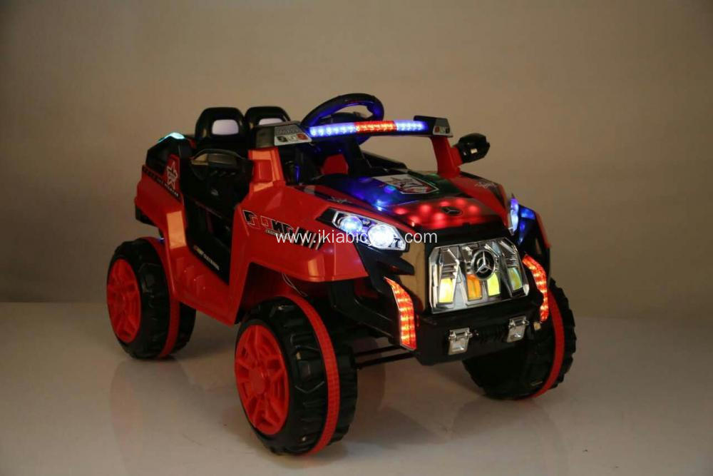 Os nenos andan en coche con control remoto