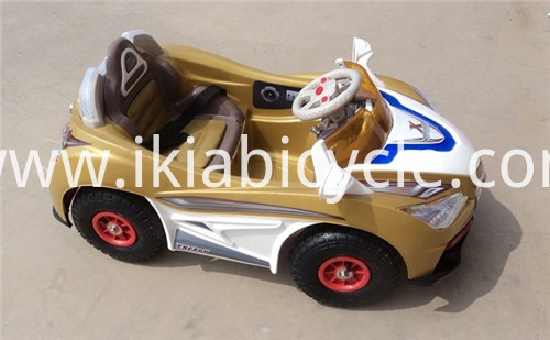 Viaxe en coches de xoguetes para nenos