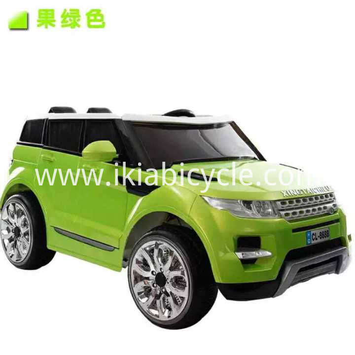 Cor verde popular neno paseo en coche